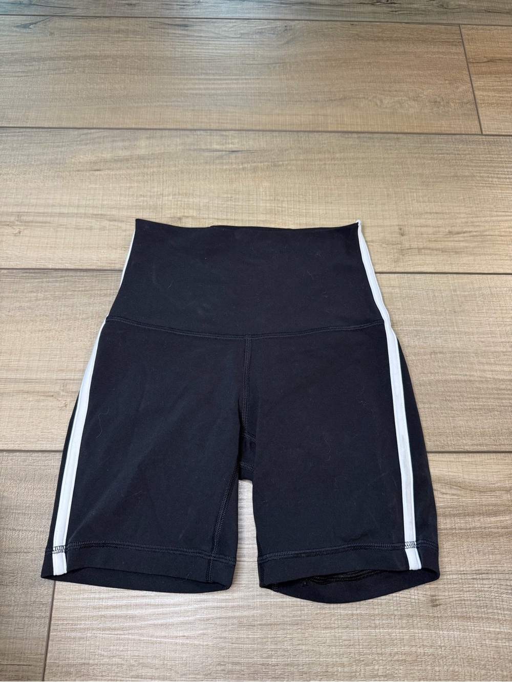 Lululemon Goove Short 10” Black White Stripe High Rise Size 0